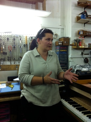 sylvie-fouanon-maitre-artisan-d'art-restauratrice-de-pianos-explique-son-metier-lors-des-journées-du-atrimoine-2011