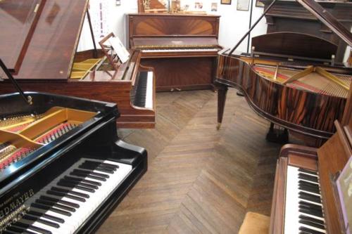 Quelques pianos dans l'atelier des Pianos Balleron