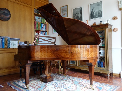 Piano Pleyel restauré par PianosBalleron dans son salon